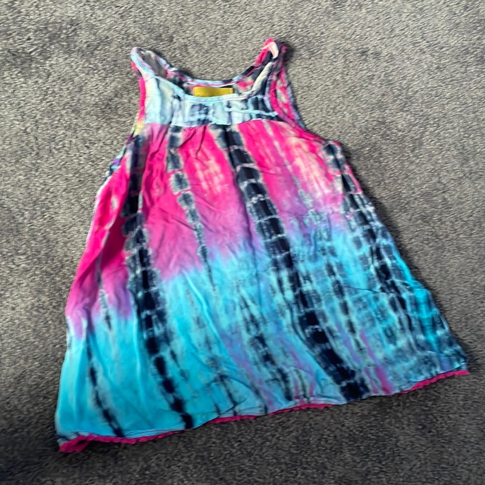 Adorable tie dye shirt. Goes great with leggings.